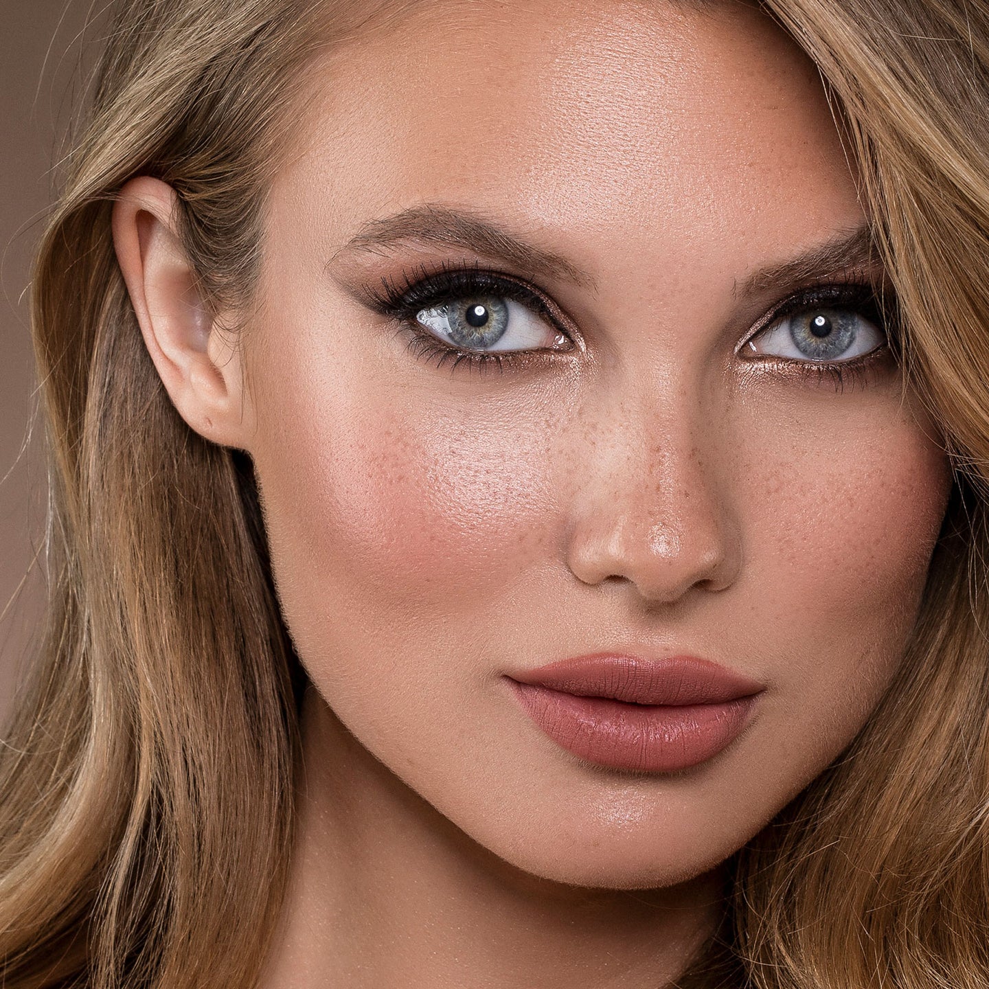 YOUNGBLOOD – Loose Mineral Foundation Honey (Light to medium shade, neutral undertone) - Image 5